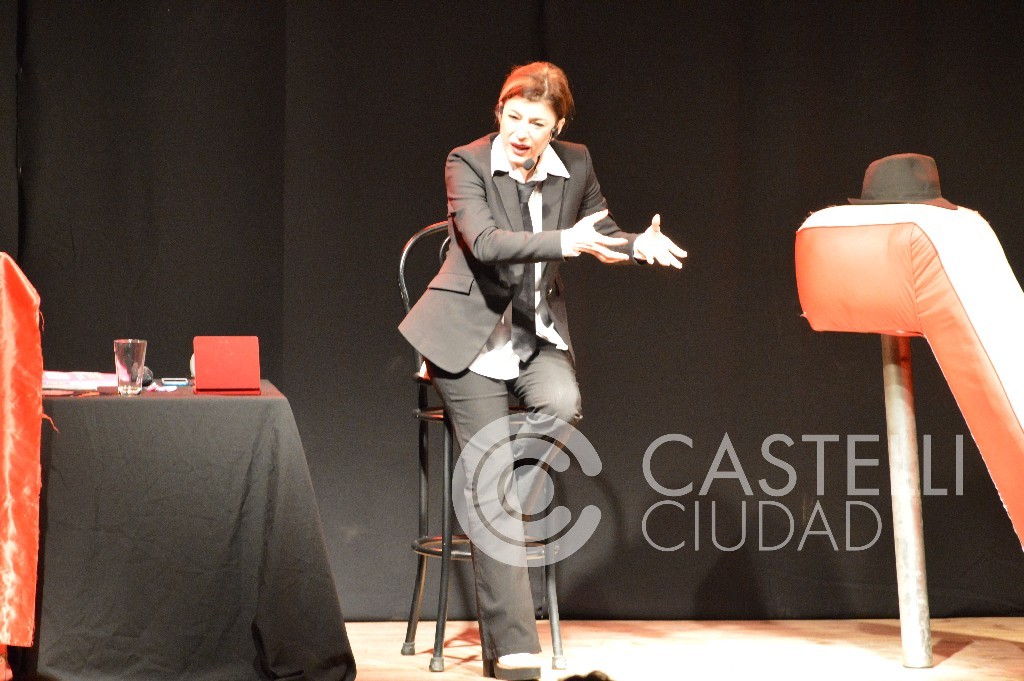 Castelli151Años – Carolina Papaleo presentó su unipersonal en nuestra ciudad