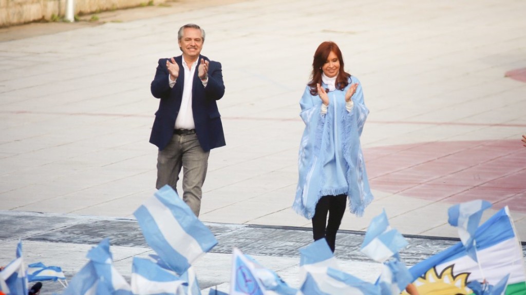 Alberto Fernández cerró su campaña emocionado por el recuerdo de Kirchner: «Sabemos lo que hay que hacer para que Argentina se ponga de pie»