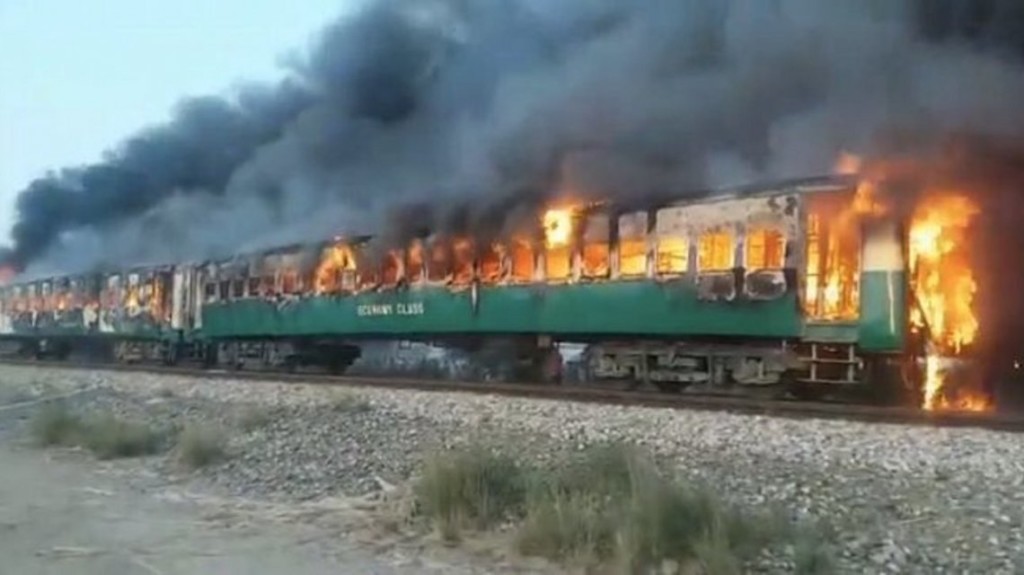 Pakistán: al menos 73 muertos por la explosión de una garrafa en un tren