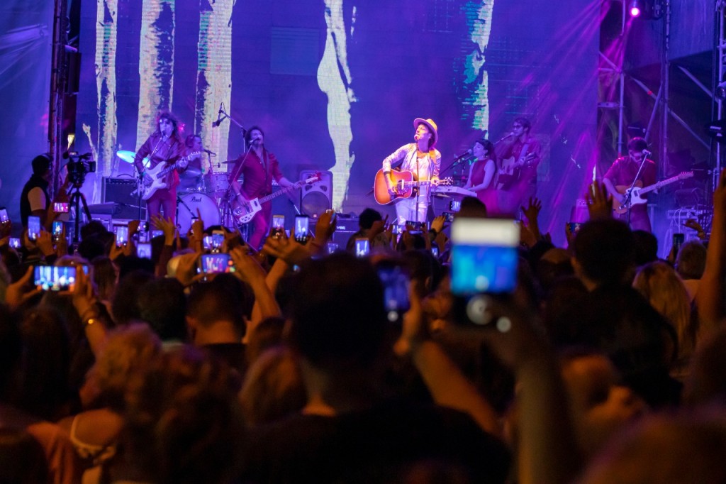 Una multitud celebró el amor en Lucila del Mar con un show inolvidable de Coti