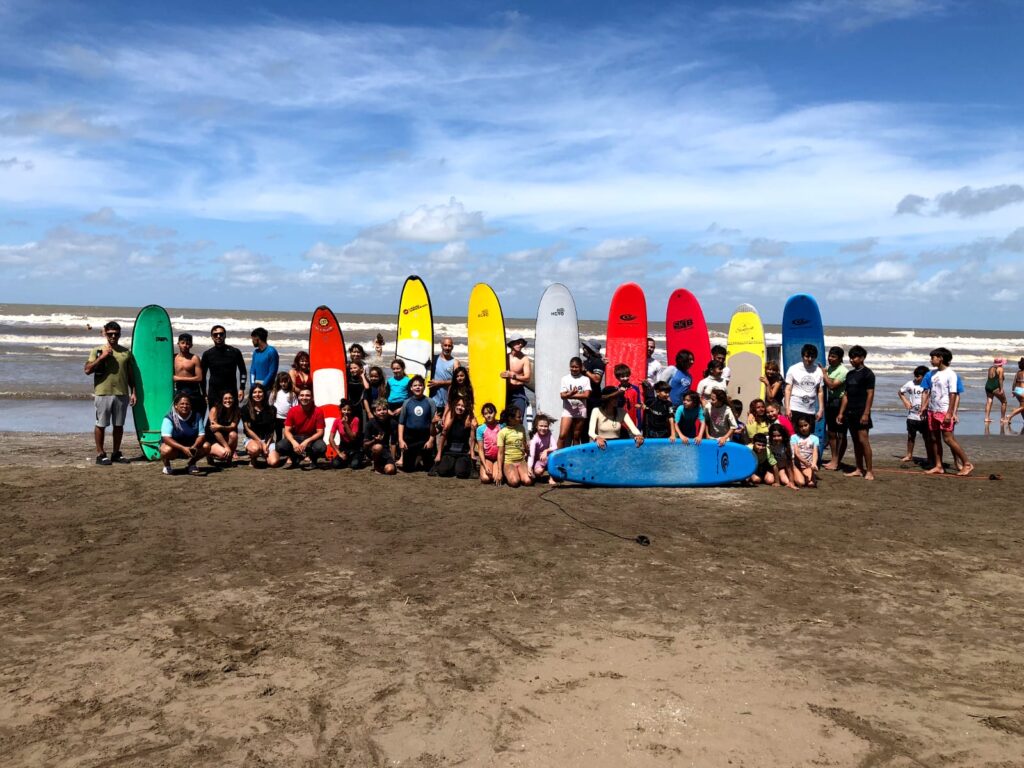 El programa ENVION lleva a cabo clases de surf gratuitas para niños y niñas