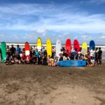 El programa ENVION lleva a cabo clases de surf gratuitas para niños y niñas
